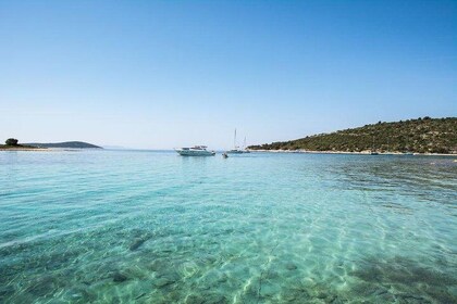 Private day trip to Hvar and Blue lagoon with Snorkelling