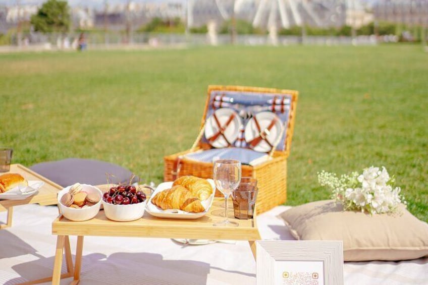 Paris Picnic experience in front of the Eiffel Tower