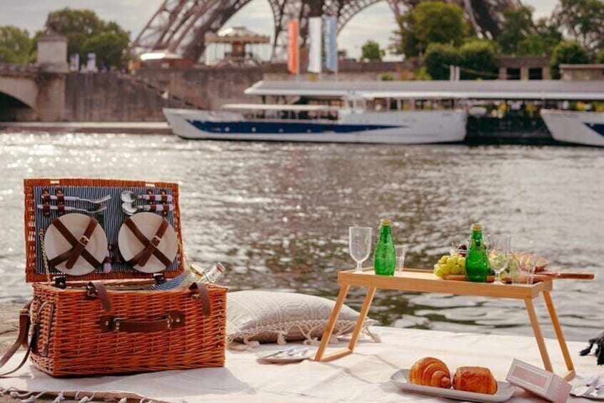 Paris Picnic experience in front of the Eiffel Tower