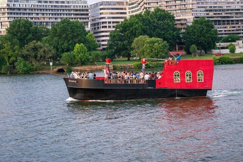 Boat Tour in Washington Harbor with Brunch Buffet