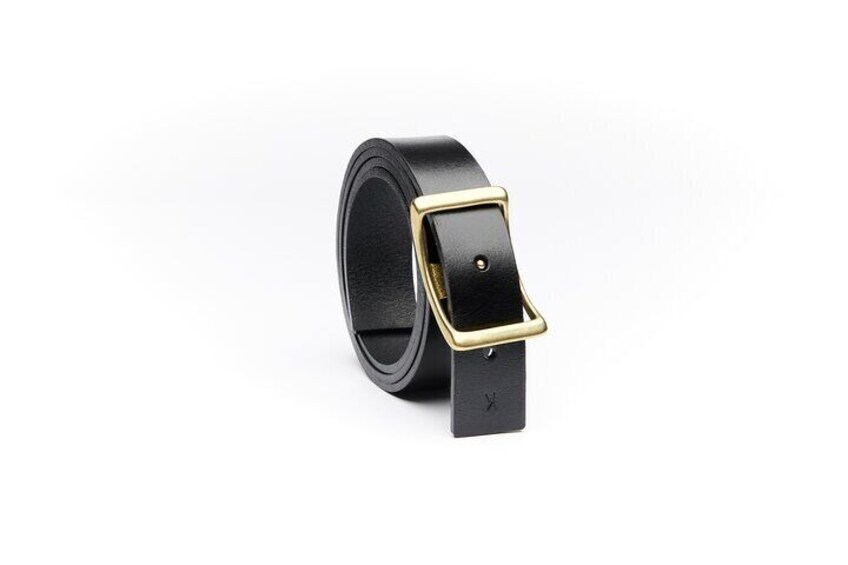 Creation option.
Black leather and rectangular gold belt buckle