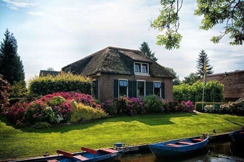 Private Sightseeing Tour to Giethoorn with Canal Cruise