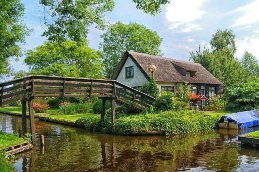 Private Sightseeing Tour to Giethoorn with Canal Cruise