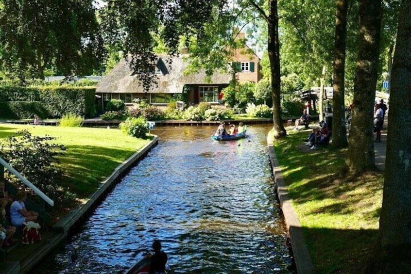 Private Sightseeing Tour to Giethoorn with Canal Cruise