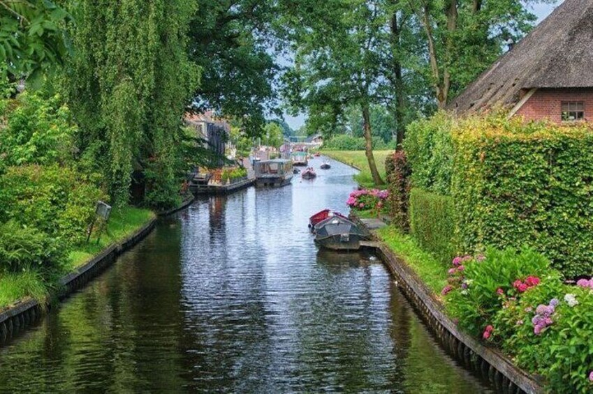 Private Sightseeing Tour to Giethoorn with Canal Cruise