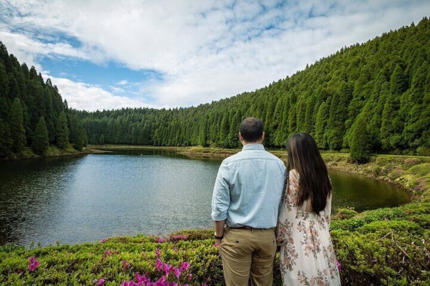 A beautiful couple from the United States, celebrating their engagement in the heart of the Azores. Surrounded by the lush greenery of the forest and the serene beauty of the lagoon, their love shines