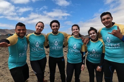 Corsi di surf di gruppo e privati con un istruttore certificato a Lanzarote