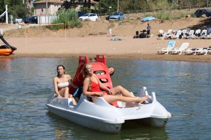 Roquebrune-sur-Argens: Pedalo Rental on Lake Perrin