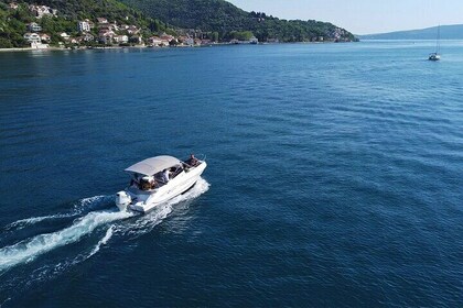 Private Speedboat Tour in Lux Marina and Secluded Beach 4H