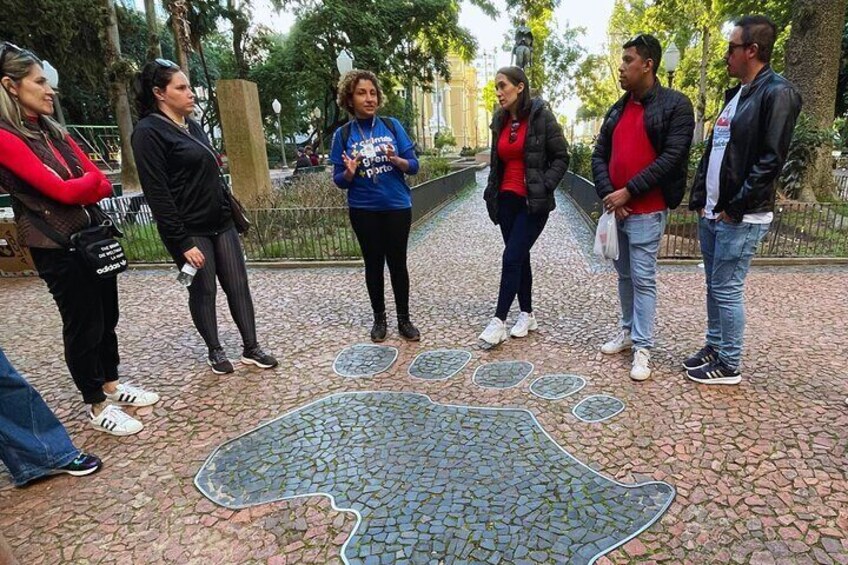 One of the stopping points of the walk is at Praça da Alfândega, where we also explain about the Museu do Percurso do Negro.