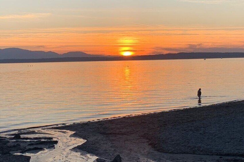 Scenic Seattle Sunset Views and Nightlife in Neighborhoods