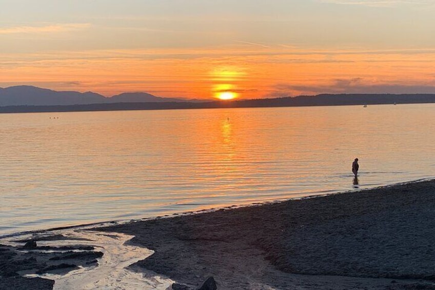 Scenic Seattle Sunset Views and Nightlife in Neighborhoods