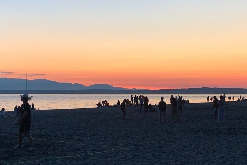 Scenic Seattle Sunset Views and Nightlife in Neighborhoods