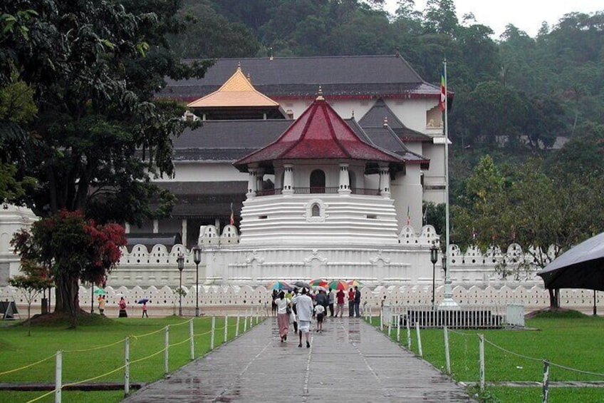 The temple of the sacred tooth relic