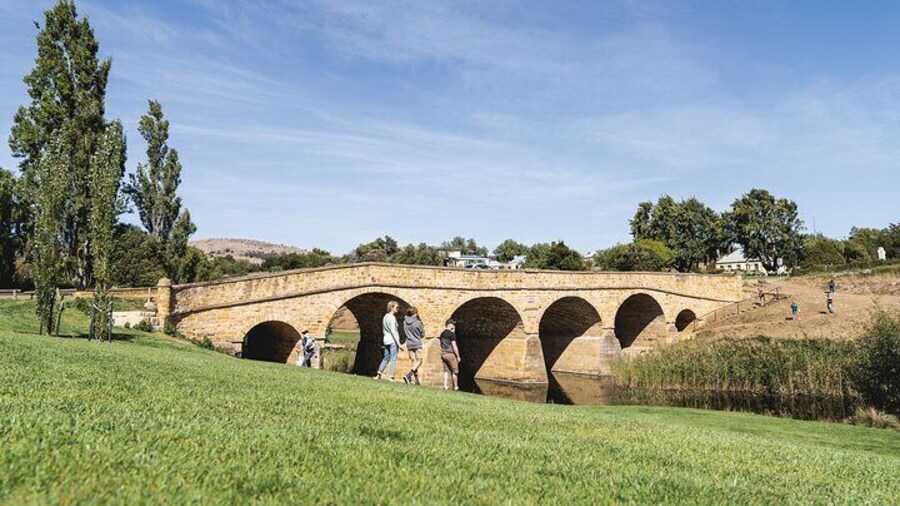 Guided walk to the Richmond Bridge