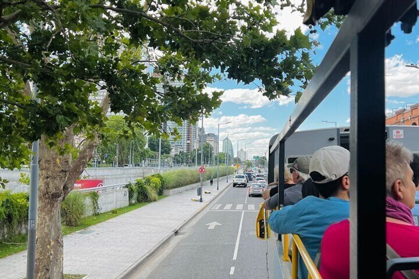 CRUISE OUT! HOP ON- HOP OFF by Buenos Aires Bus 