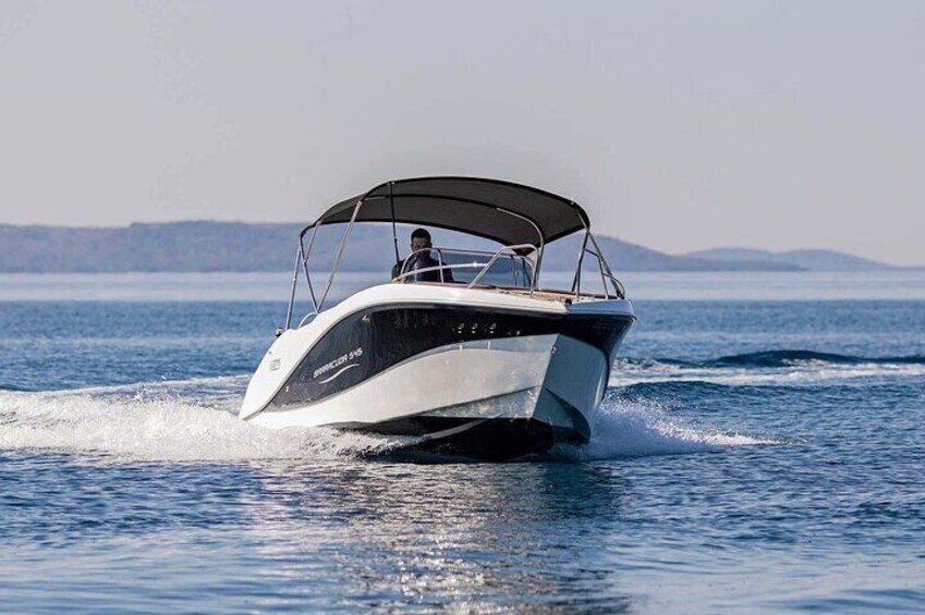 Barracuda 545 Open Boat Sailing