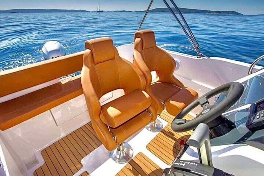 Boat Barracuda 545 Open Pilot and co-pilot seats