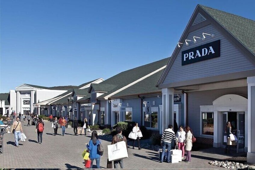 Private Shopping Limousine Tour From NYC to Woodbury Common Premium Outlets