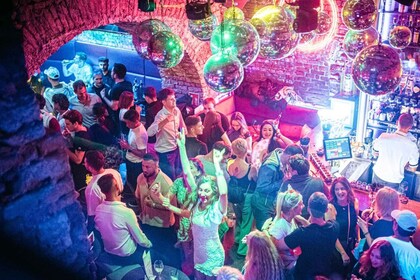 Vienna: Guided Pub Crawl with Club Entry