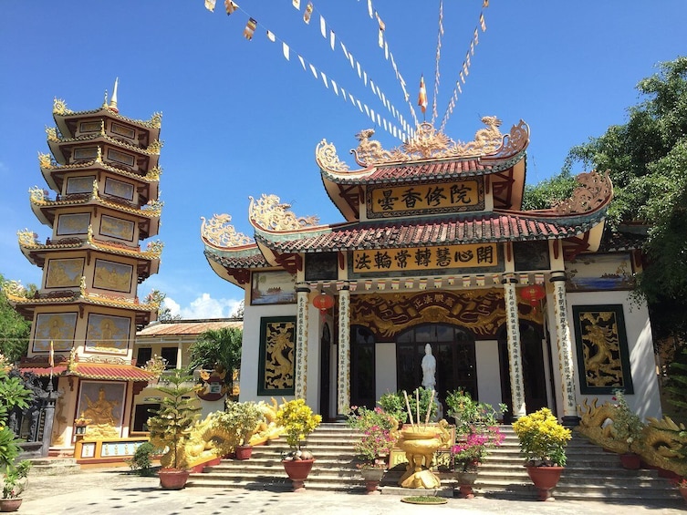 Nha Trang Top Cultural Sights: Oceanographic, Pagodas & Markets Tour