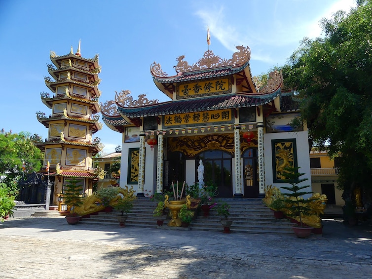 Nha Trang Top Cultural Sights: Oceanographic, Pagodas & Markets Tour