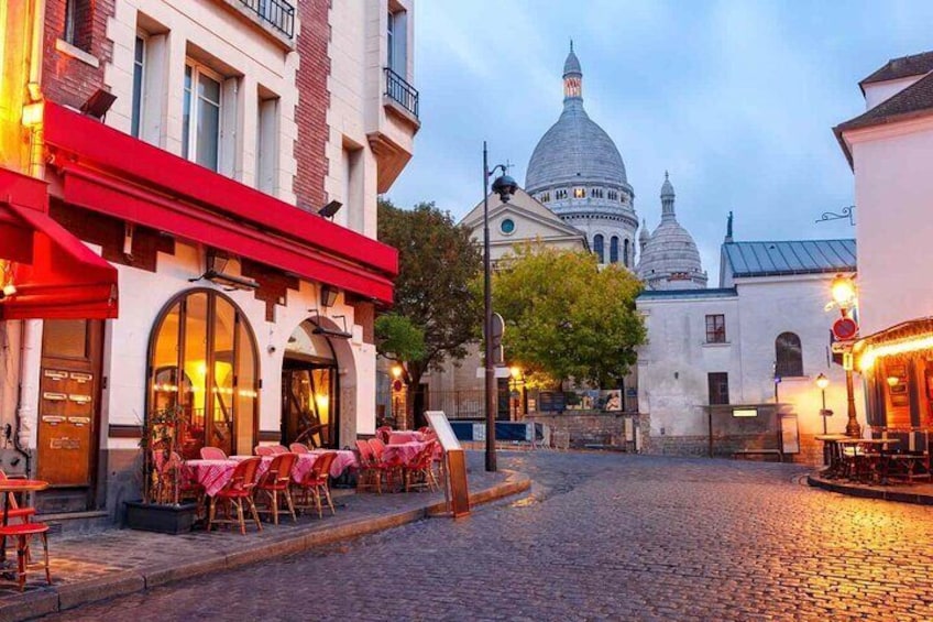 Montmartre Night Walking Tour with Cabaret Show and Dinner 