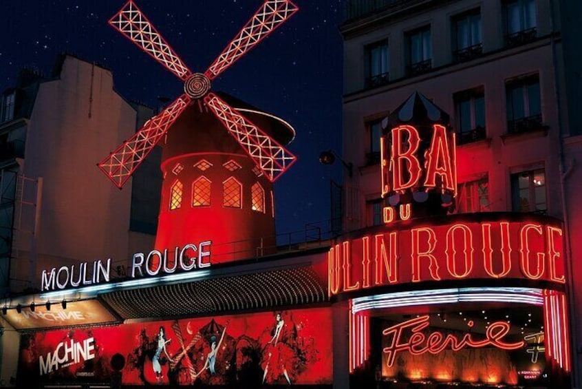 Montmartre Night Walking Tour with Cabaret Show and Dinner 