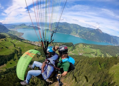 Lucerne: Unique Tandem Paragliding Experience