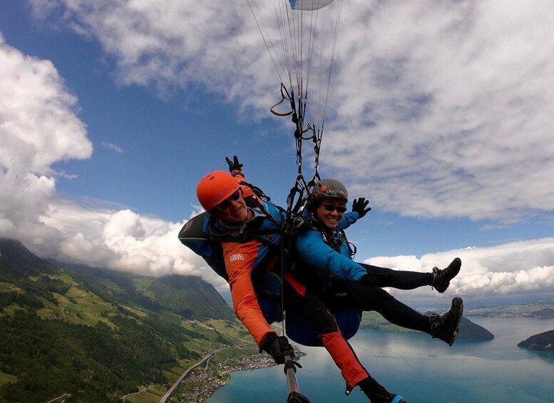 Lucerne: Unique Tandem Paragliding Flight Experience