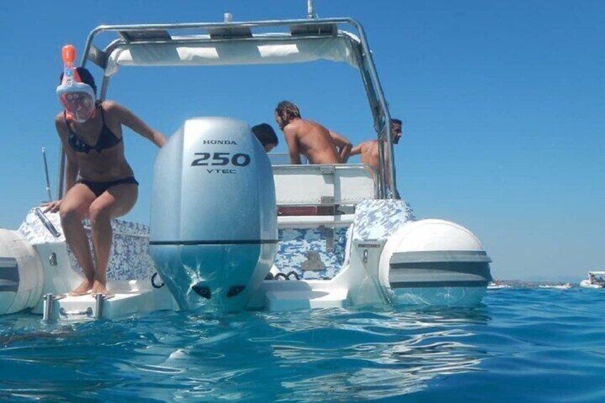 Tuffo da poppa del gommone Mediomare alle Piscine di Molara