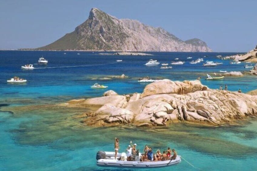 Cala Girgolu con sfondo sull'Isola di Tavolara