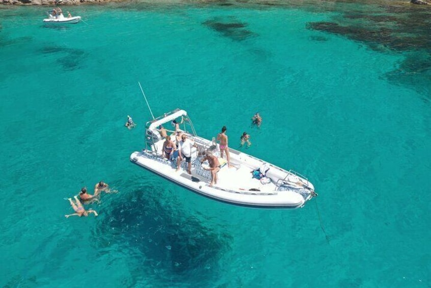 Momento tuffi dal gommone Mediomare
