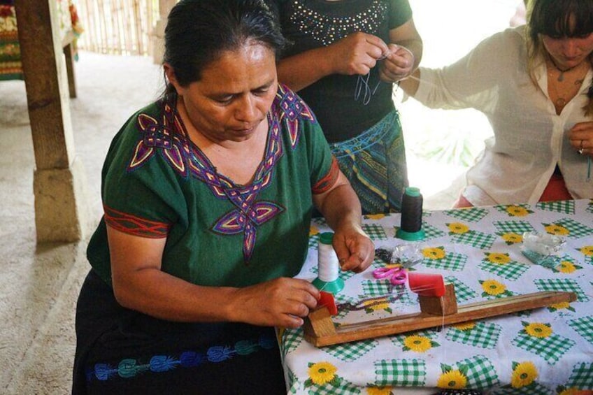 Traditional and Cultural Private Tour in Santa Cruz la Laguna