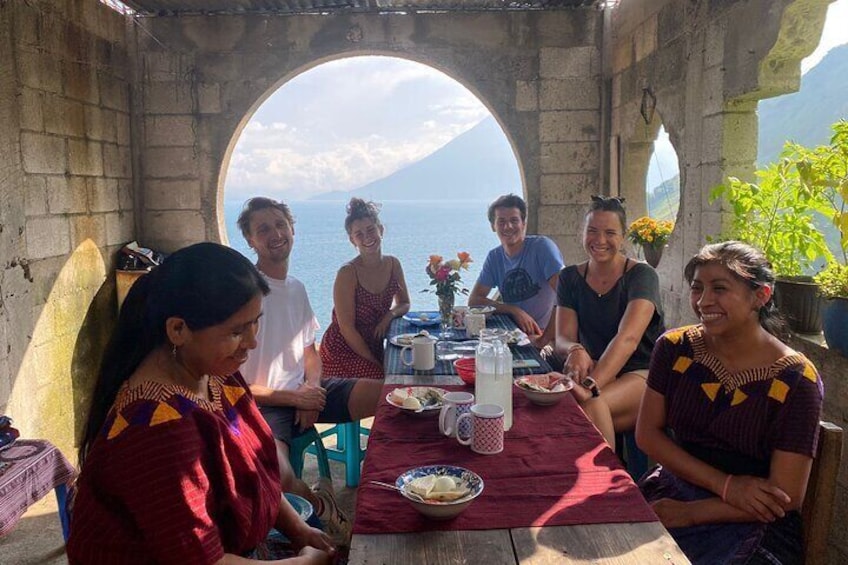 Traditional and Cultural Private Tour in Santa Cruz la Laguna