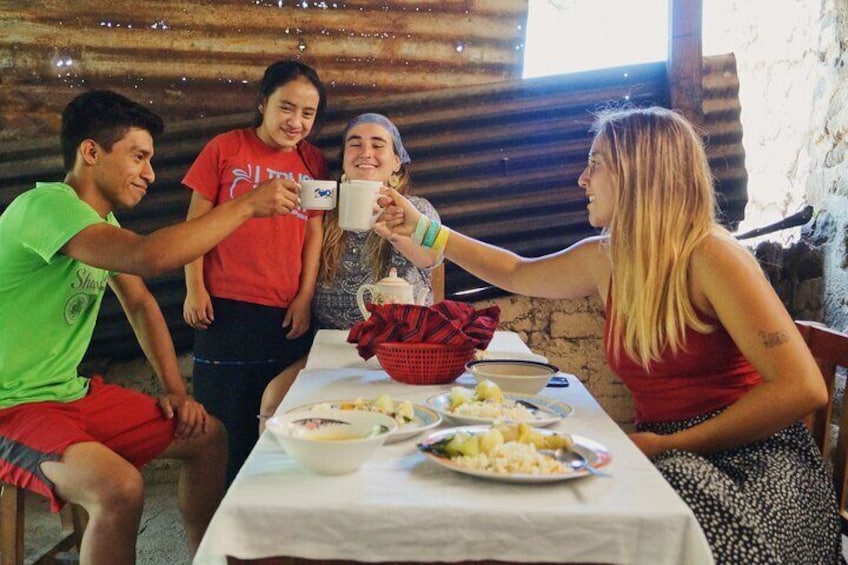 Traditional and Cultural Private Tour in Santa Cruz la Laguna