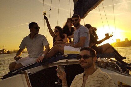 波尔图：乘坐老式帆船进行私人游览，可选择日落