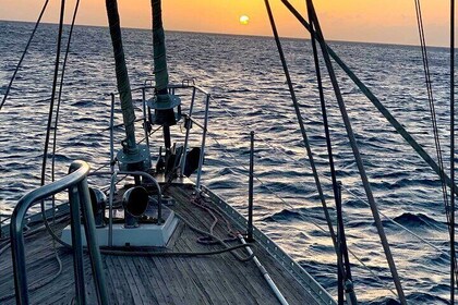 Conch Sunset Private Sail Experience in Aruba with Tapas Included