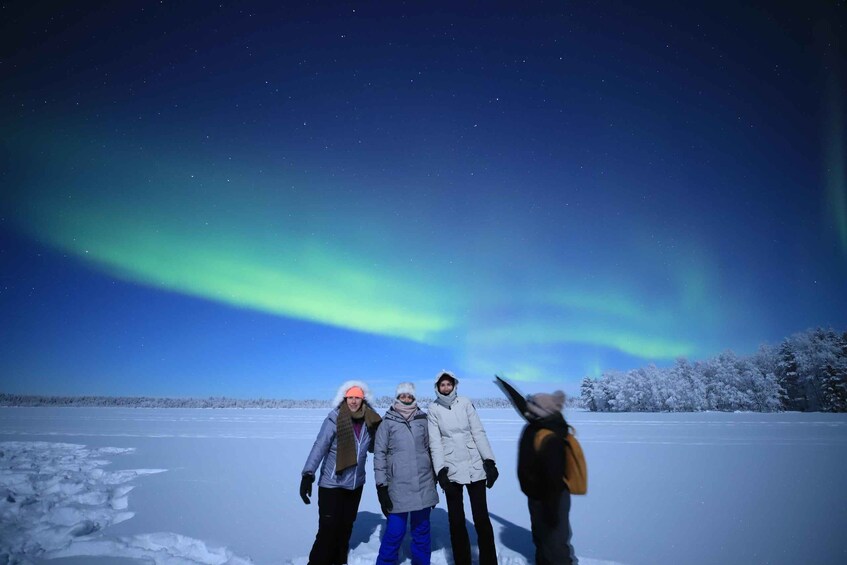 Levi: Aurora Borealis Bus & Snowshoe Tour with Hot Drink