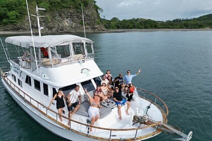 Tour Privado en Barco con Comida y Bebida Libre y Esnórquel