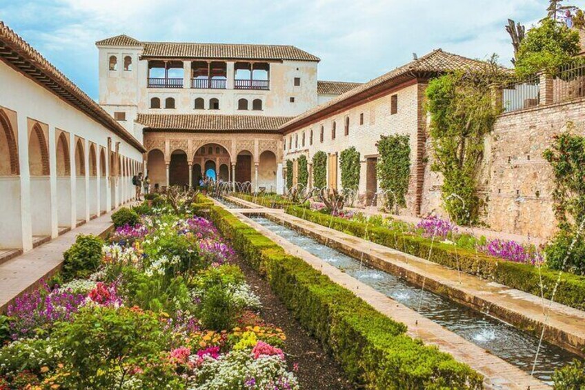 Discover the Alhambra in its entirety: Audio guide with Nasrid Palaces