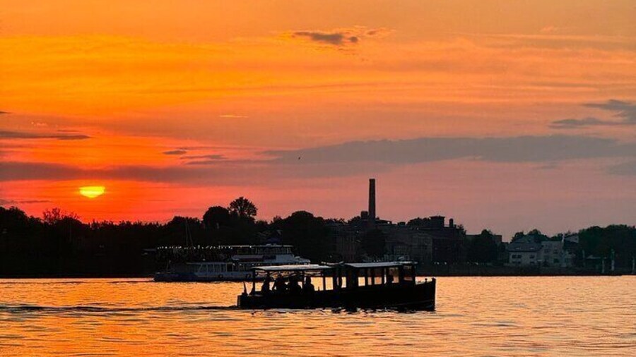 Riga: Evening and Sunset Boat Tour with Welcome Drink