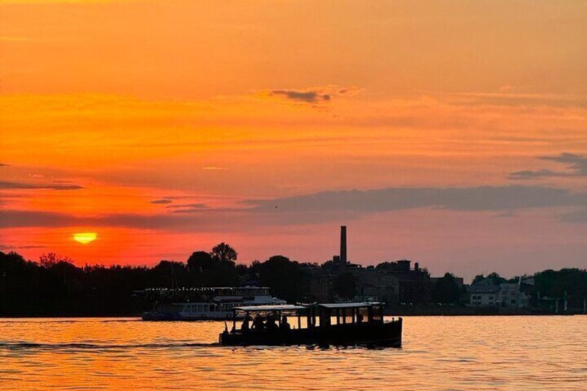 Riga: Evening and Sunset Boat Tour with Welcome Drink