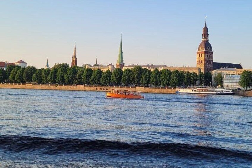 Evening Boat Tour with Welcome Drink in Riga