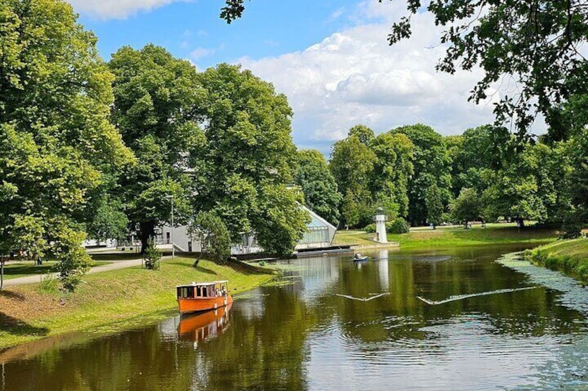 Evening Boat Tour with Welcome Drink in Riga