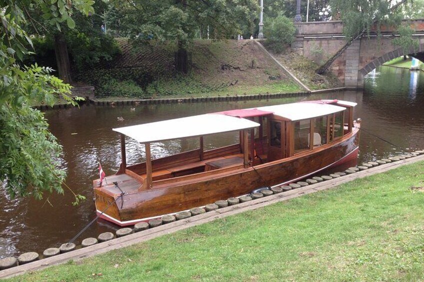 Evening Boat Tour with Welcome Drink in Riga