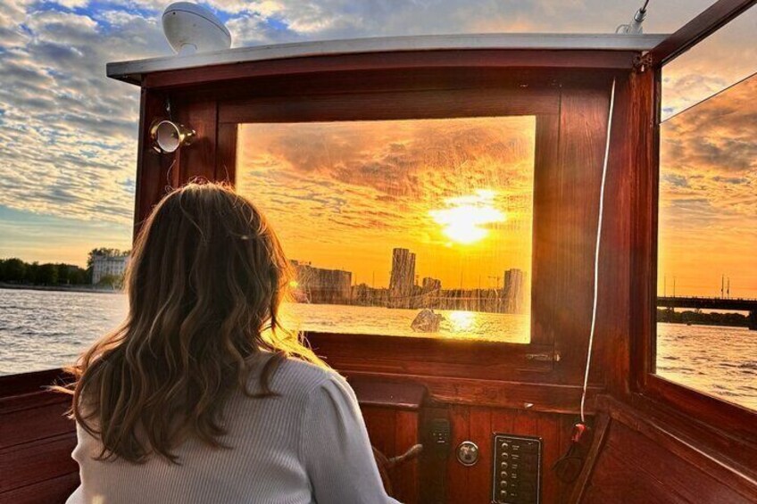Riga: Evening and Sunset Boat Tour with Welcome Drink