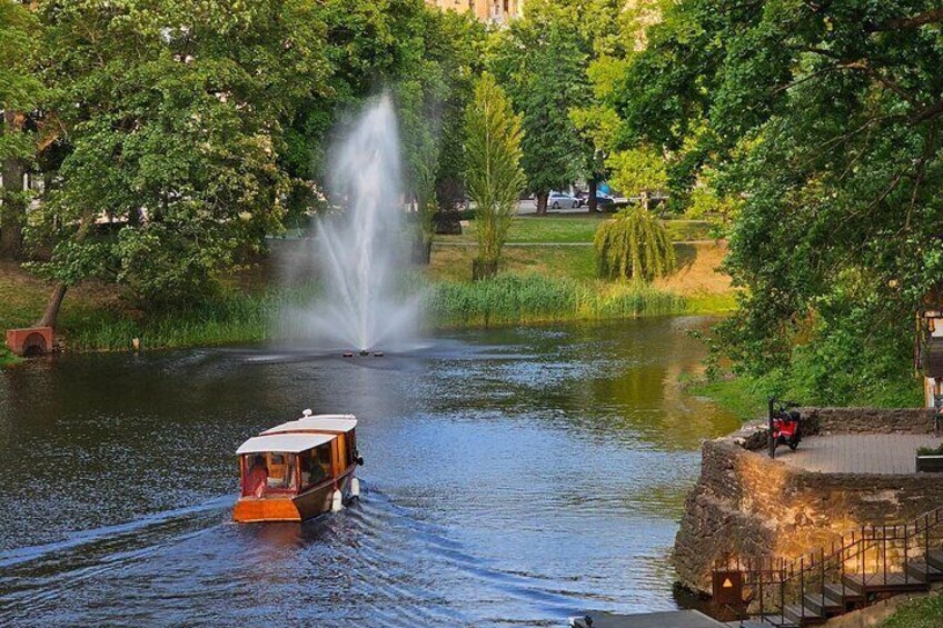 Evening Boat Tour with Welcome Drink in Riga