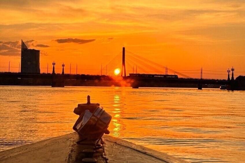Riga: Sunset Boat Tour with Welcome Drink