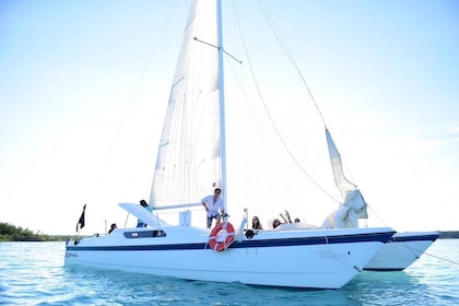 Makan Siang dan Minuman Catamaran Pribadi Bacalar dari Costa Maya